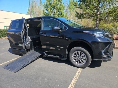 2025 Toyota Sienna LE