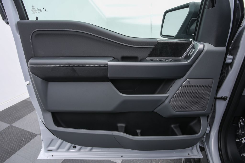 2025 Ford F-150 Lightning Flash - Photo 12