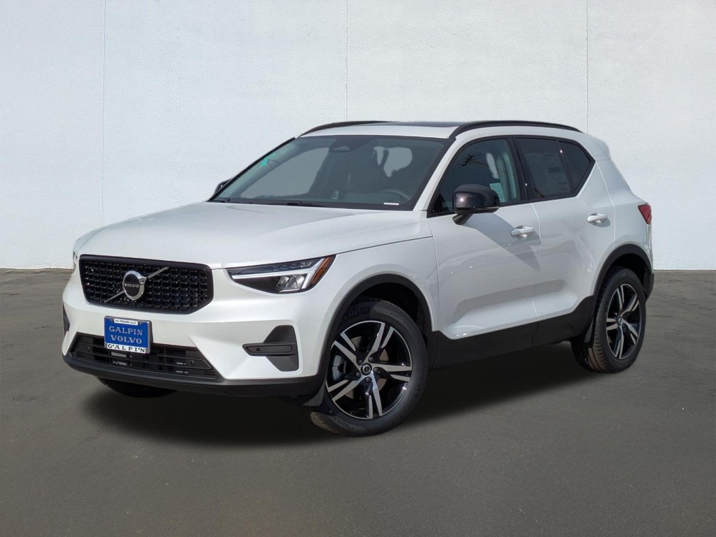 2026 Volvo XC40 B5 Core Dark