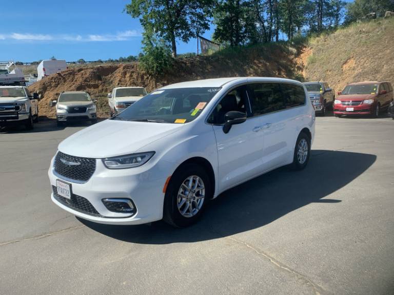 2025 Chrysler Pacifica Select