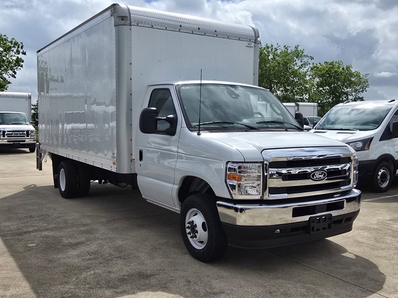 2026 Ford E-Series DRW E-450 Super Duty 176 in WB's photo