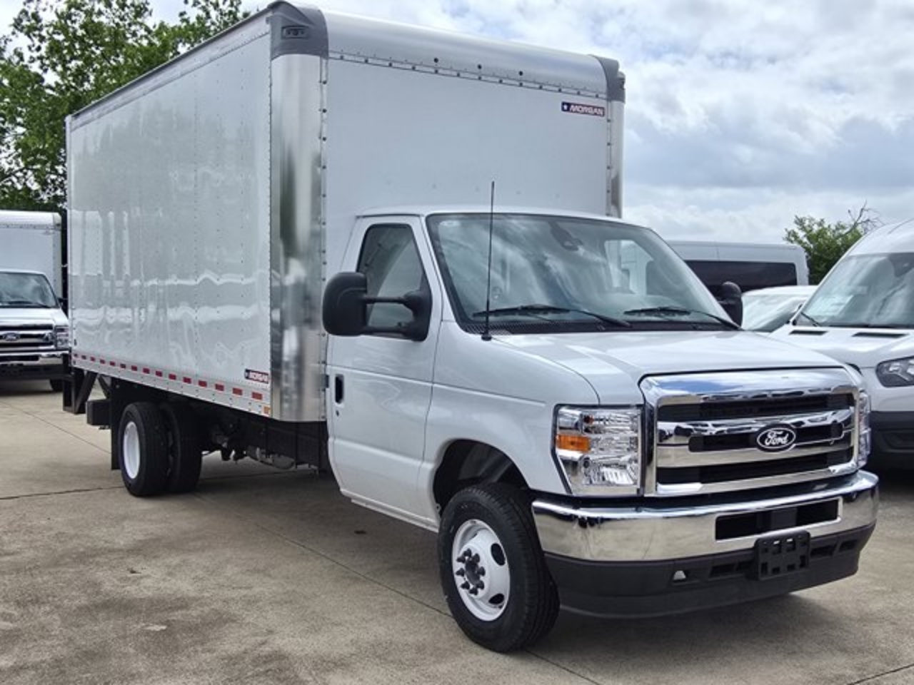 2026 Ford E-Series DRW E-450 Super Duty 176 in WB's photo