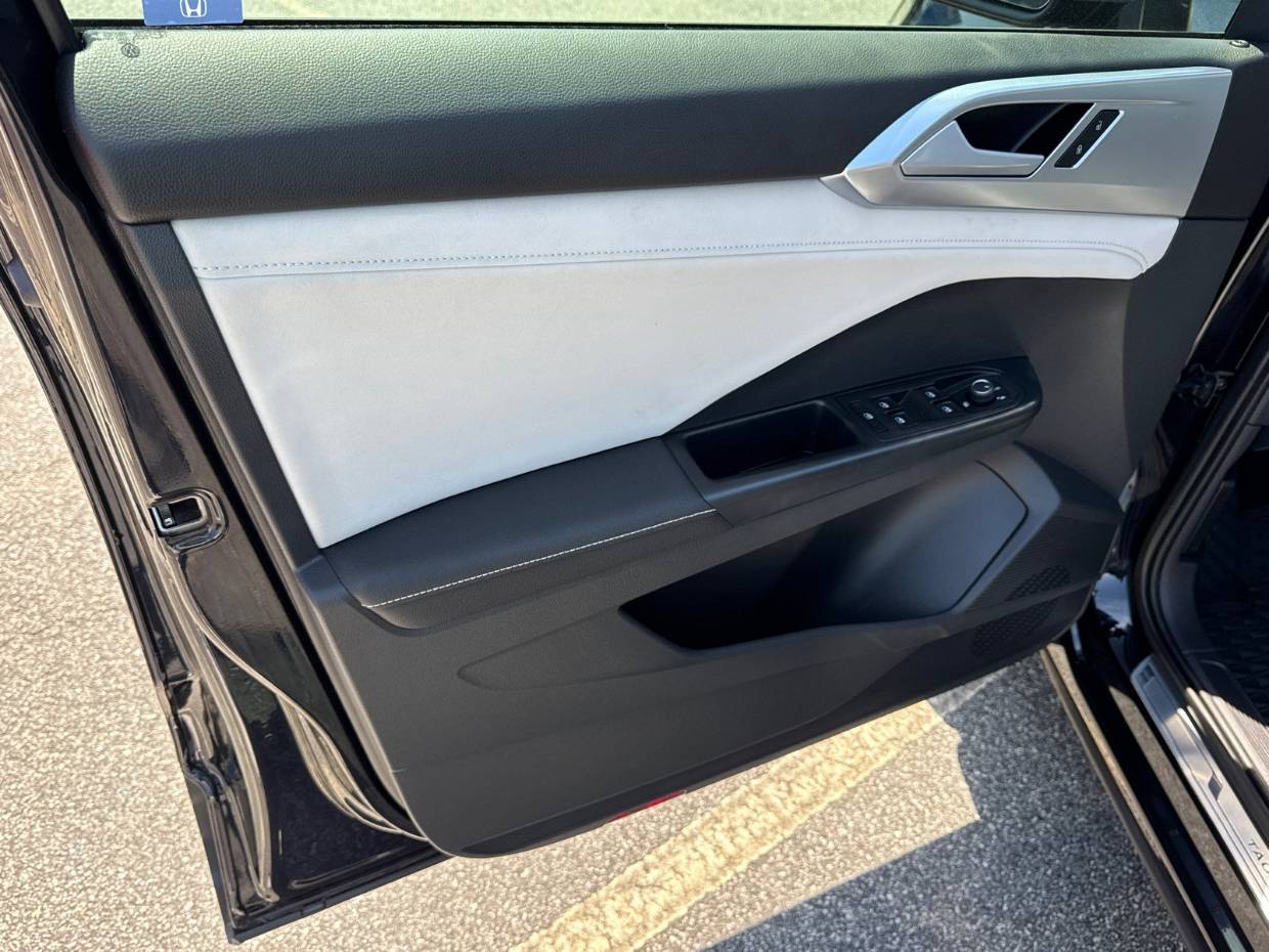 2025 Volkswagen Taos SE - Photo 10