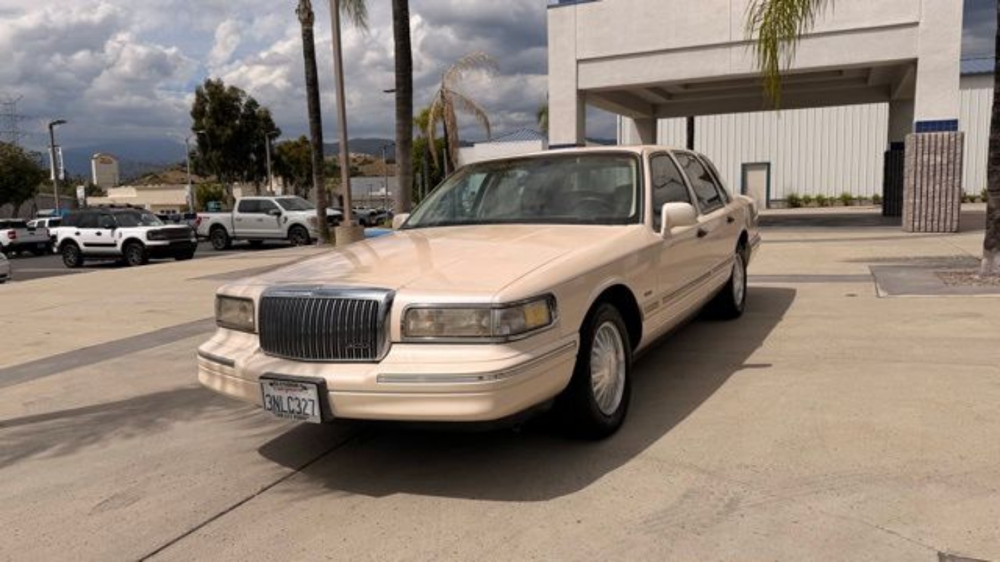 1995 Lincoln Town Car's photo