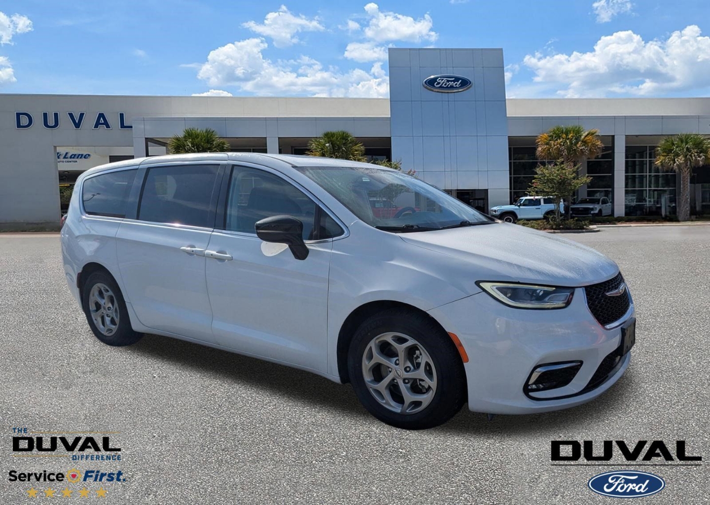 2024 Chrysler Pacifica Limited's photo
