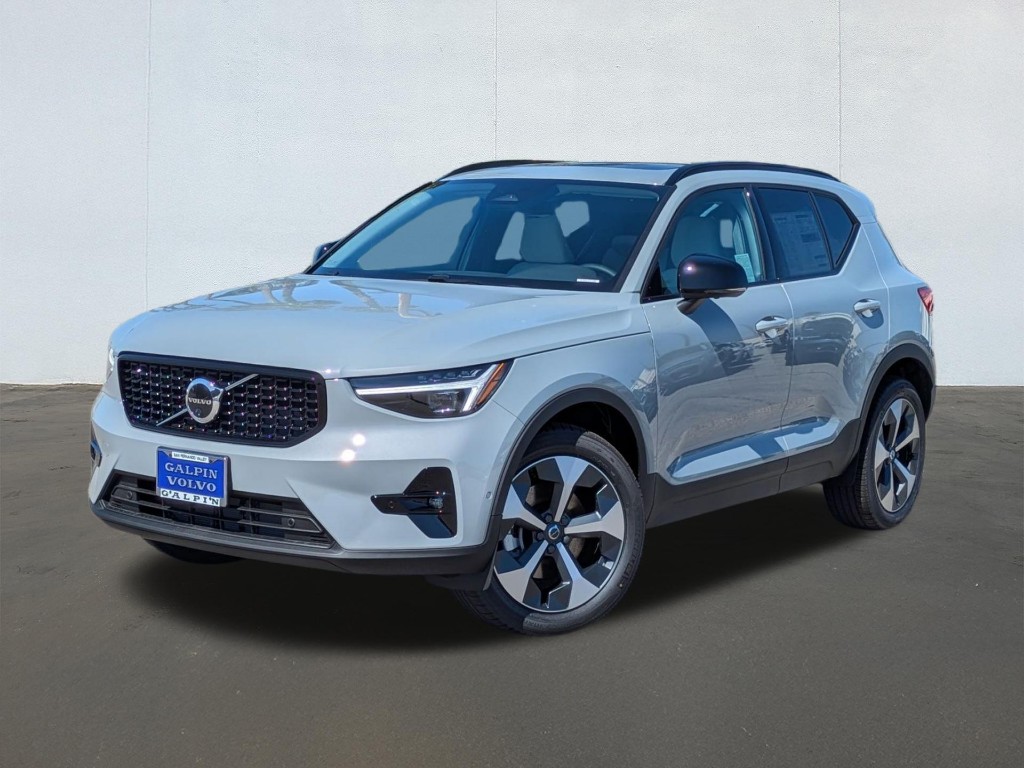 2026 Volvo XC40 B5 Plus Dark