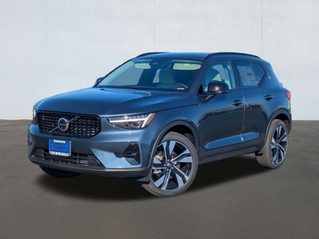 2026 Volvo XC40 B5 Ultra Dark