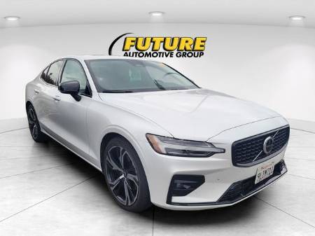 2024 Volvo S60 B5 Core Dark Theme