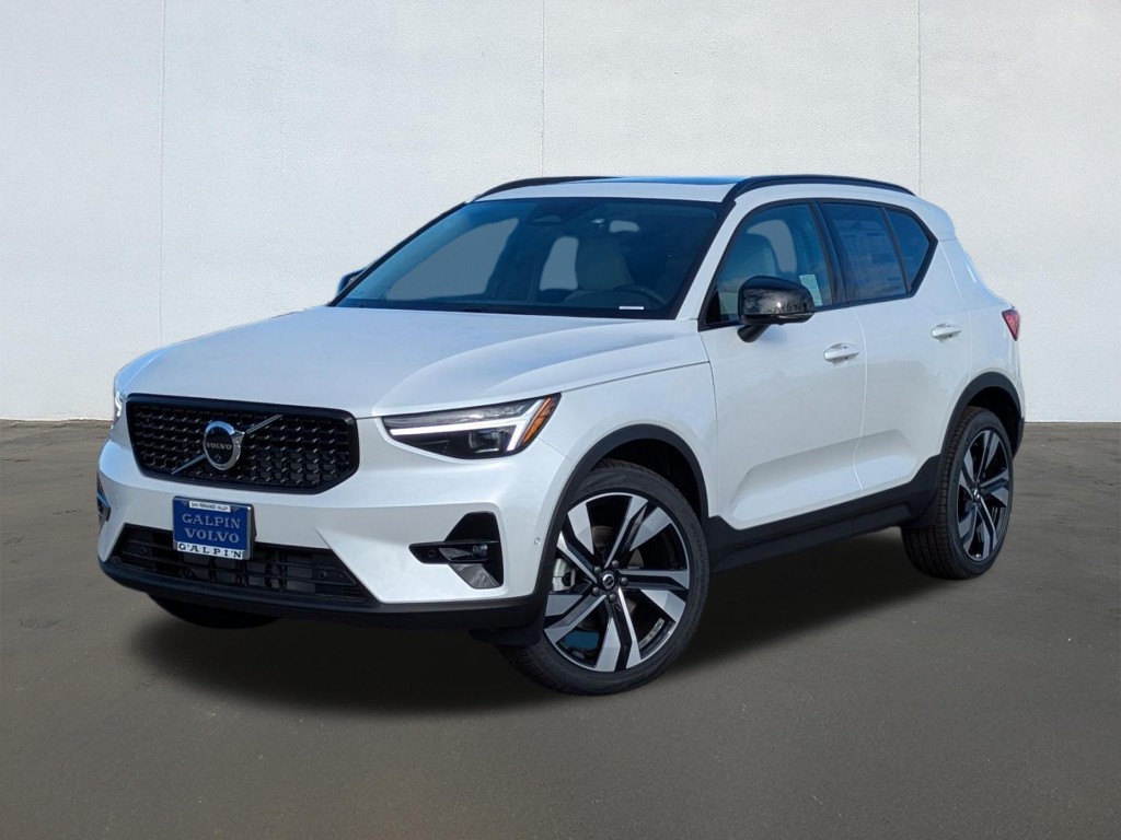 2026 Volvo XC40 B5 Ultra Dark