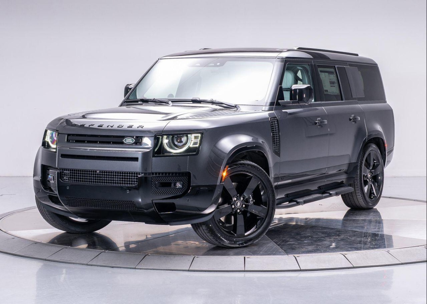 2025 Land Rover Defender 130 V8 P500's photo