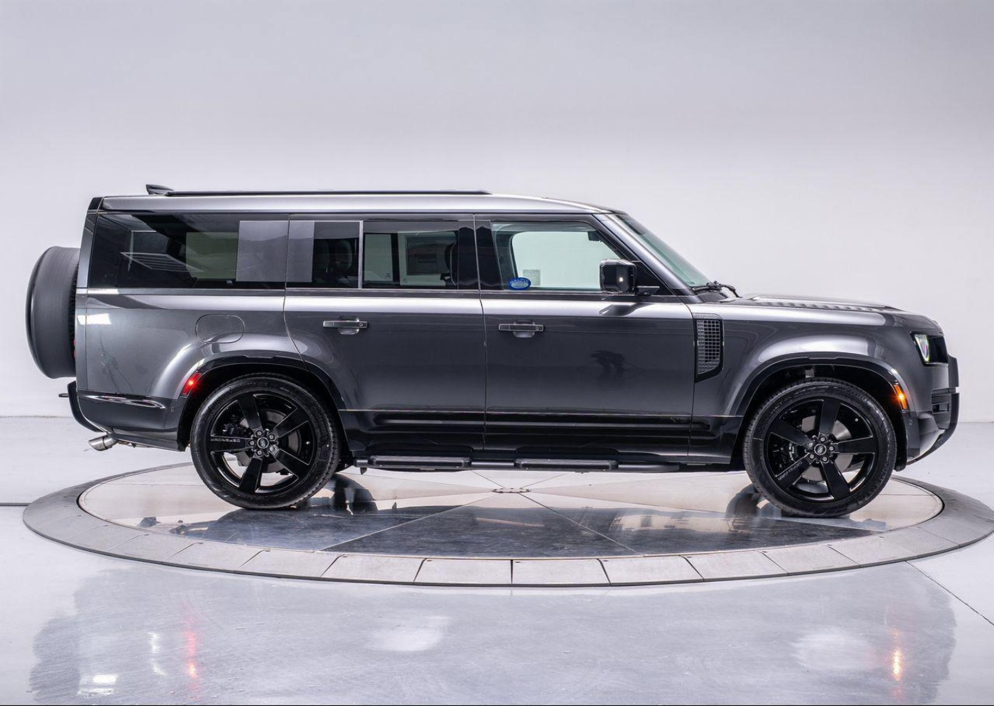 2025 Land Rover Defender V8 - Photo 6
