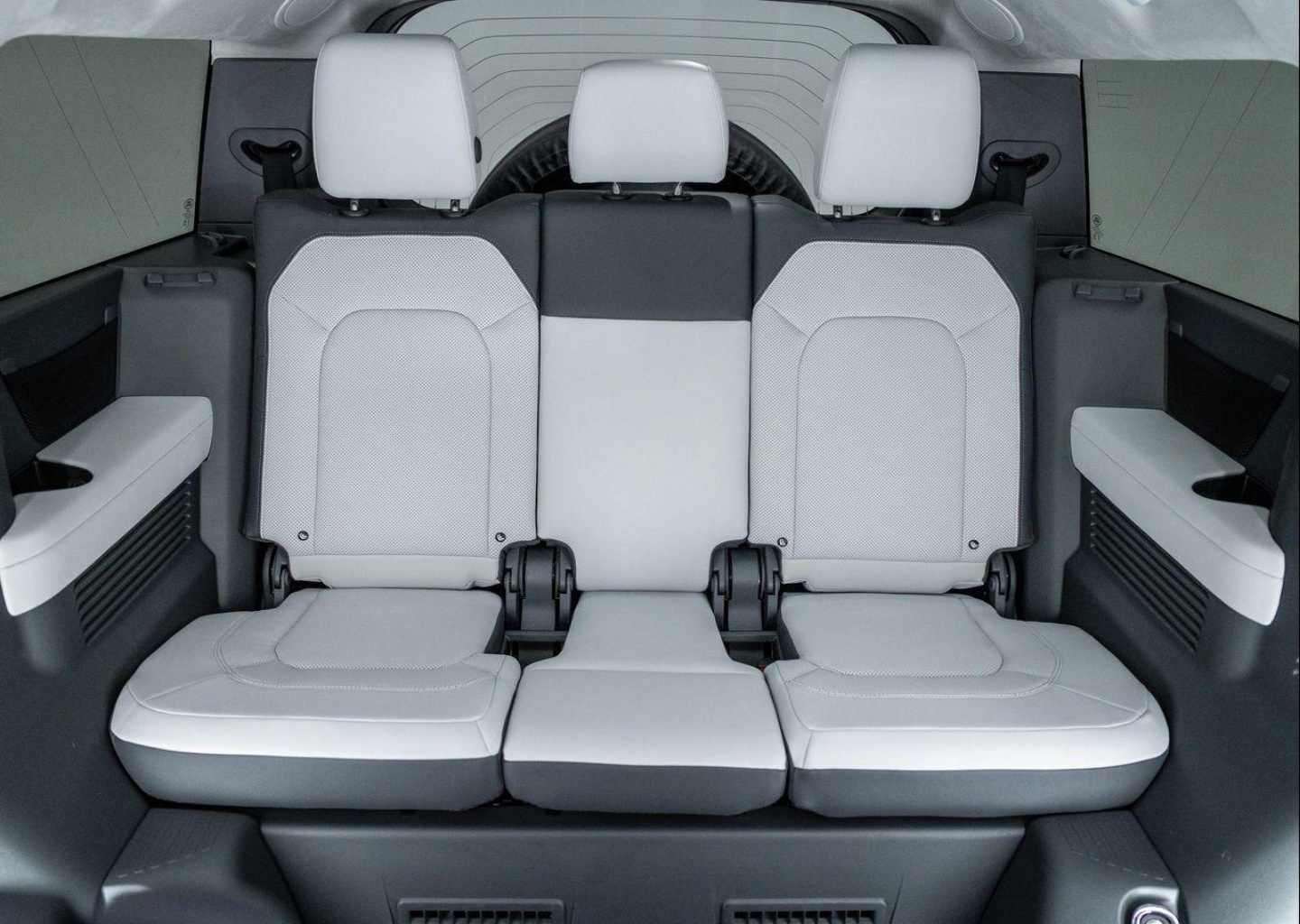 2025 Land Rover Defender V8 - Photo 17
