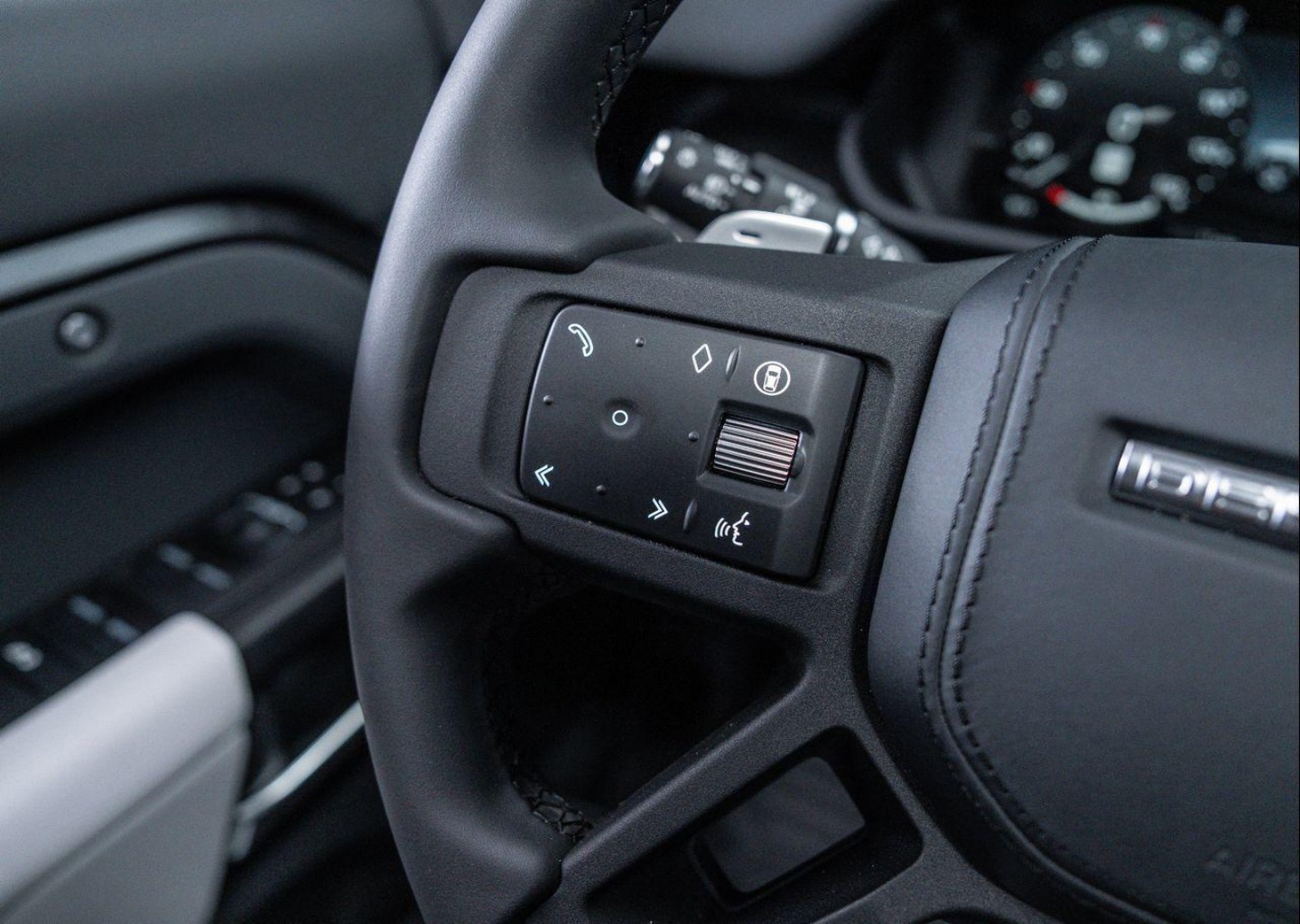 2025 Land Rover Defender V8 - Photo 21