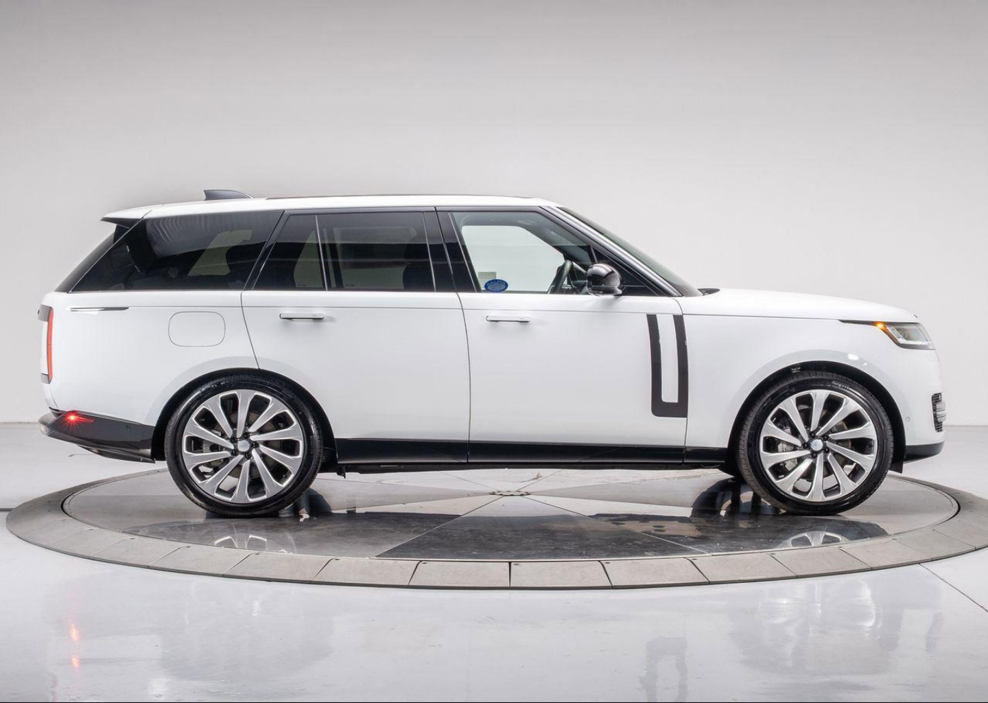 2025 Land Rover Range Rover SE - Photo 6
