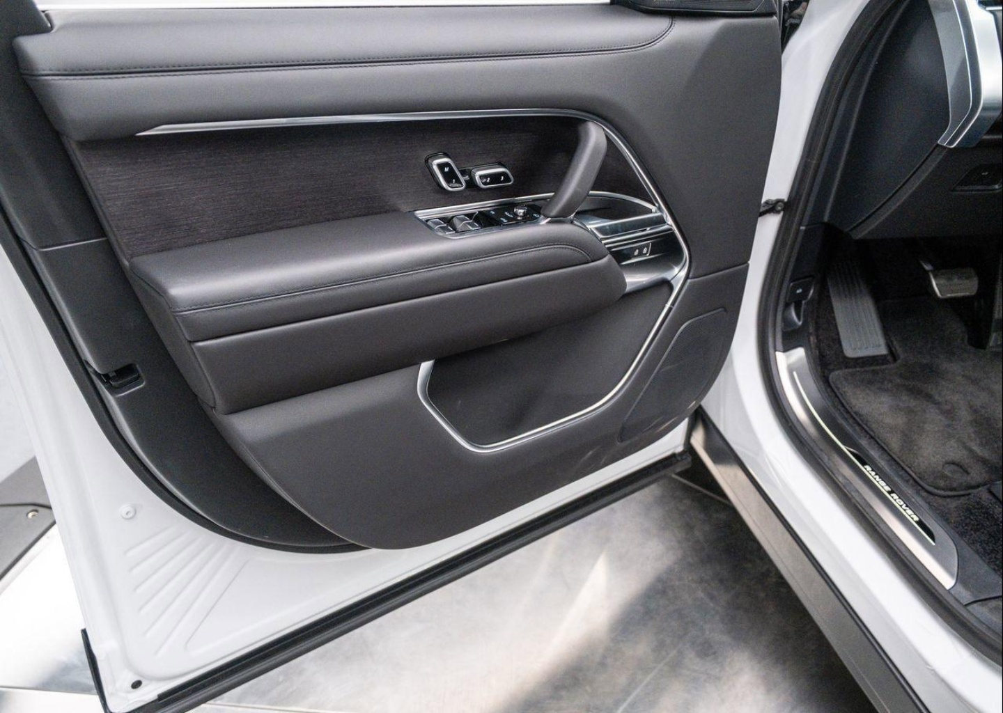 2025 Land Rover Range Rover SE - Photo 28