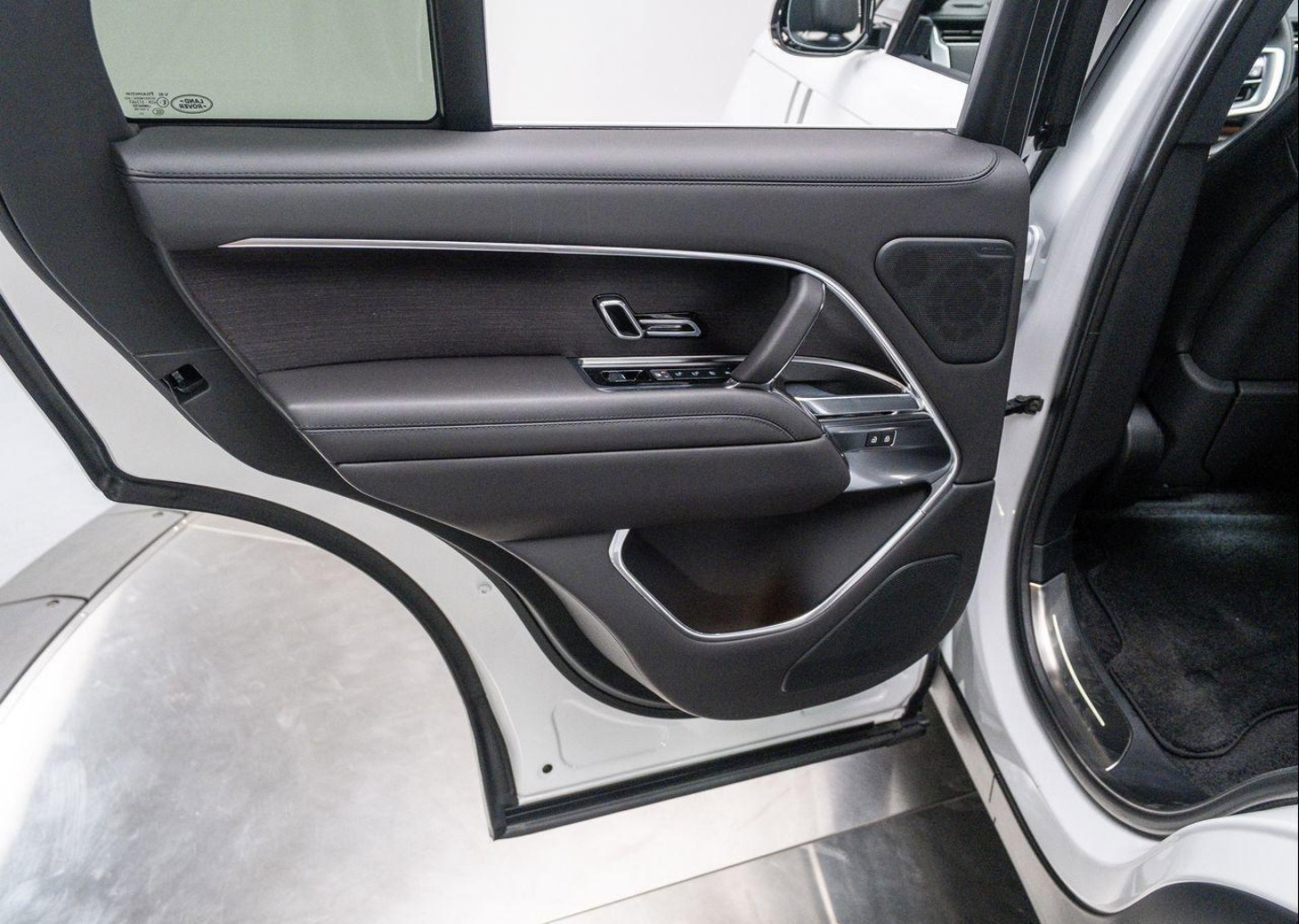 2025 Land Rover Range Rover SE - Photo 30