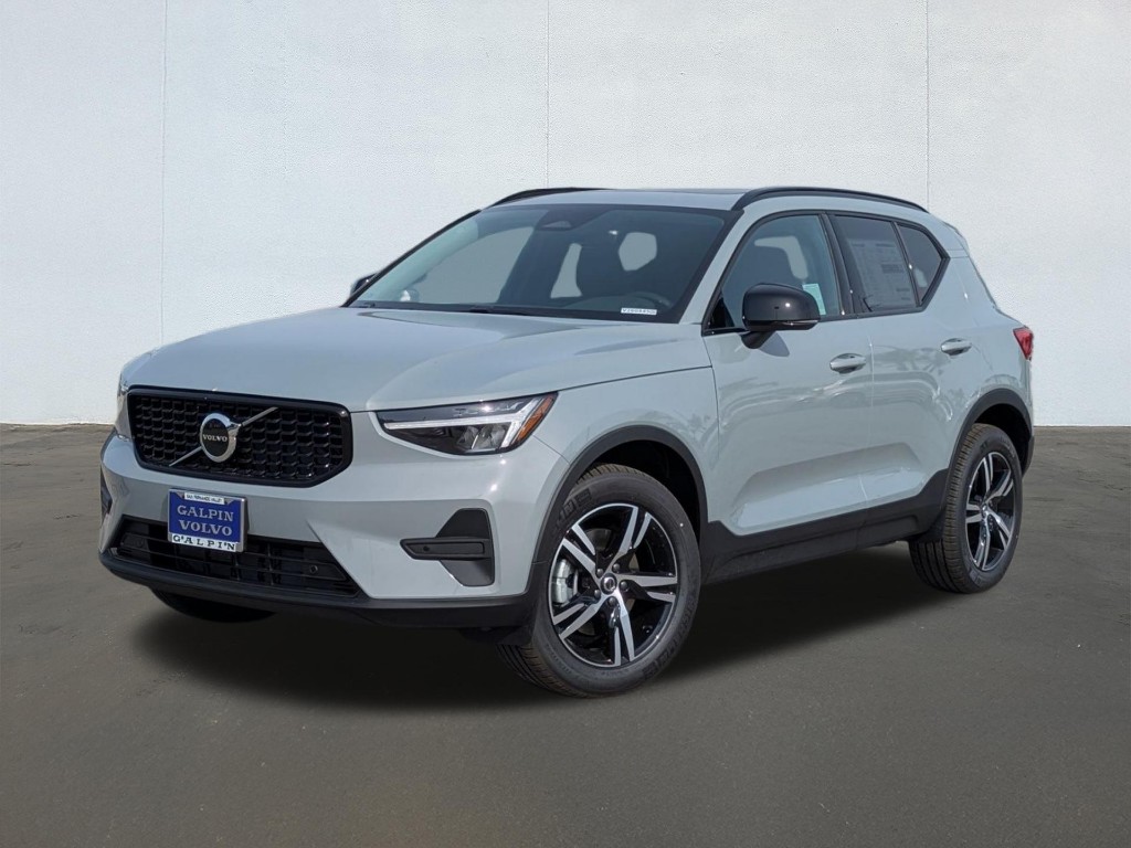 2026 Volvo XC40 B5 Core Dark