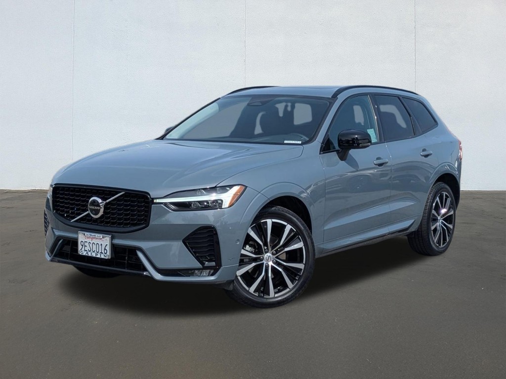 2023 Volvo XC60 B5 Plus Dark Theme