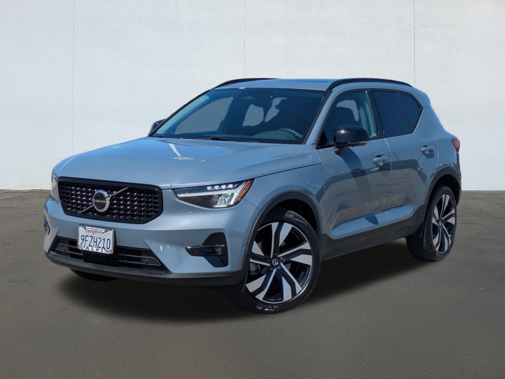 2023 Volvo XC40 B5 Plus Dark Theme