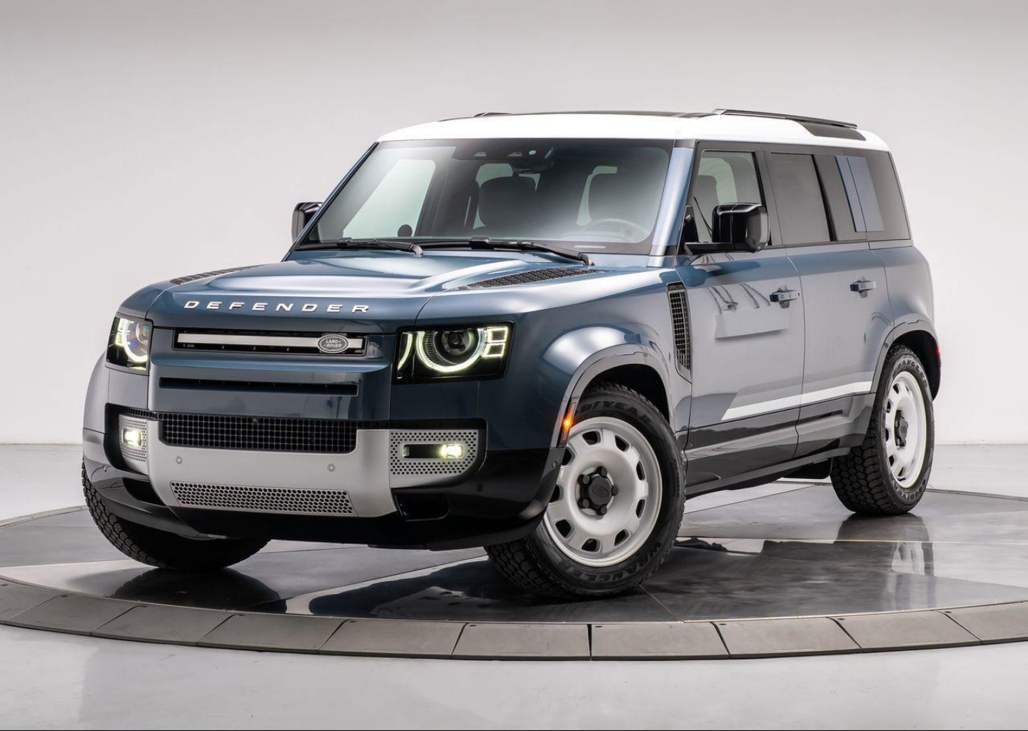 2025 Land Rover Defender 110 S P300's photo