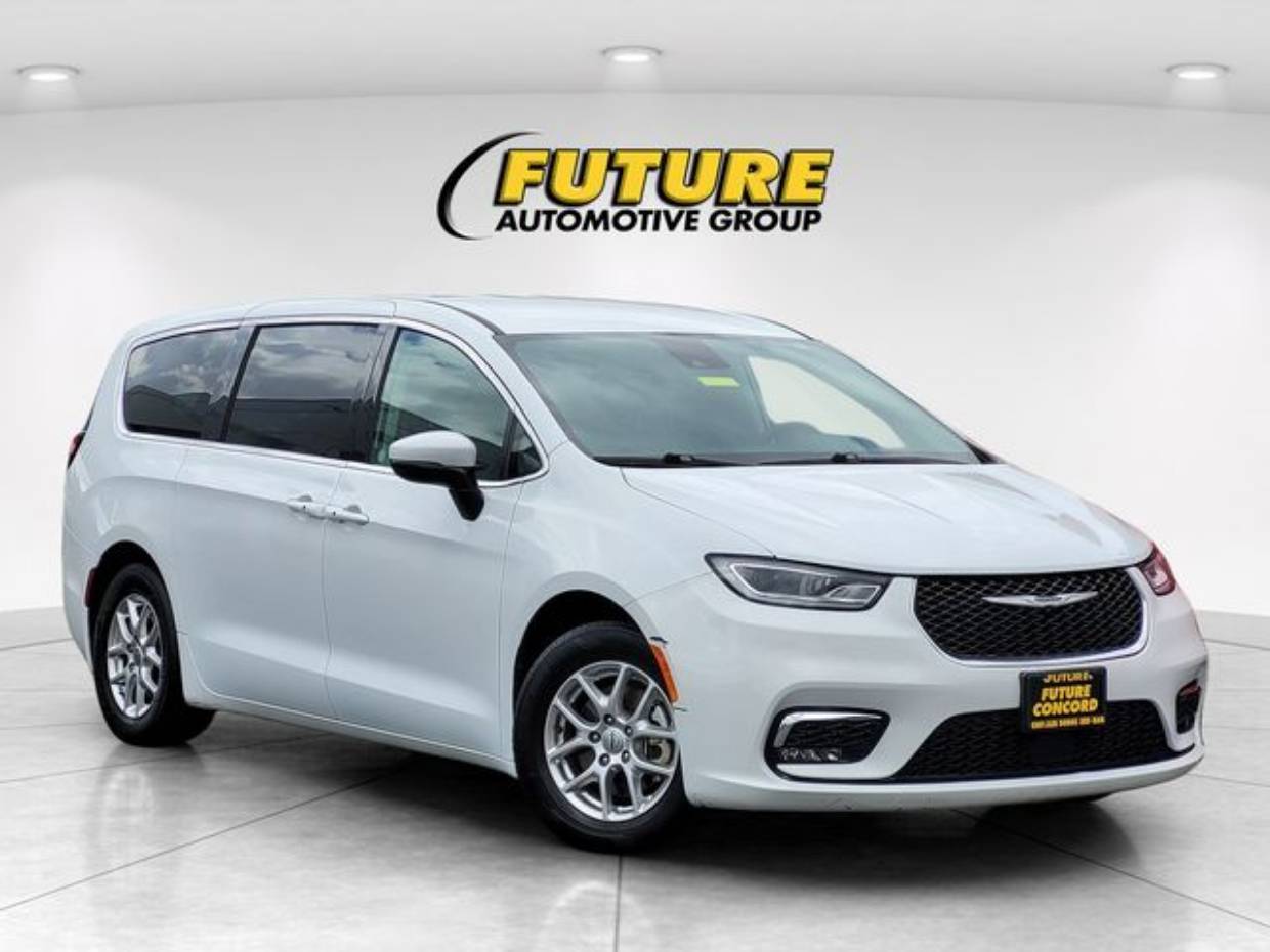 2023 Chrysler Pacifica Touring L's photo