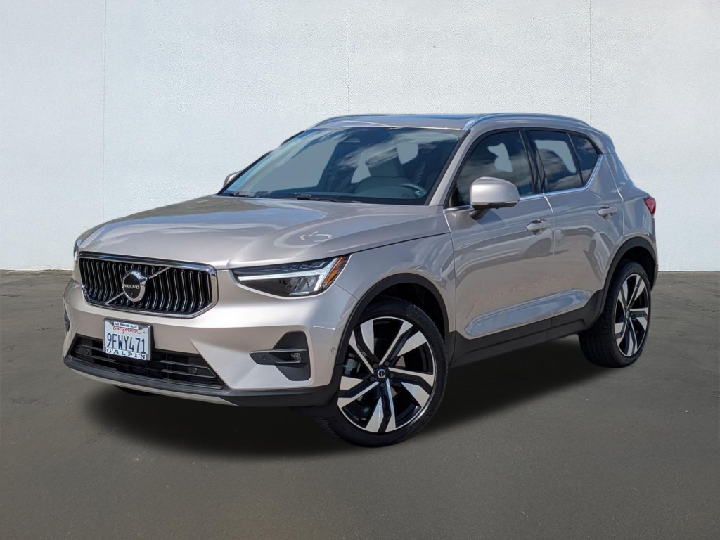2023 Volvo XC40 B5 Plus Bright Theme