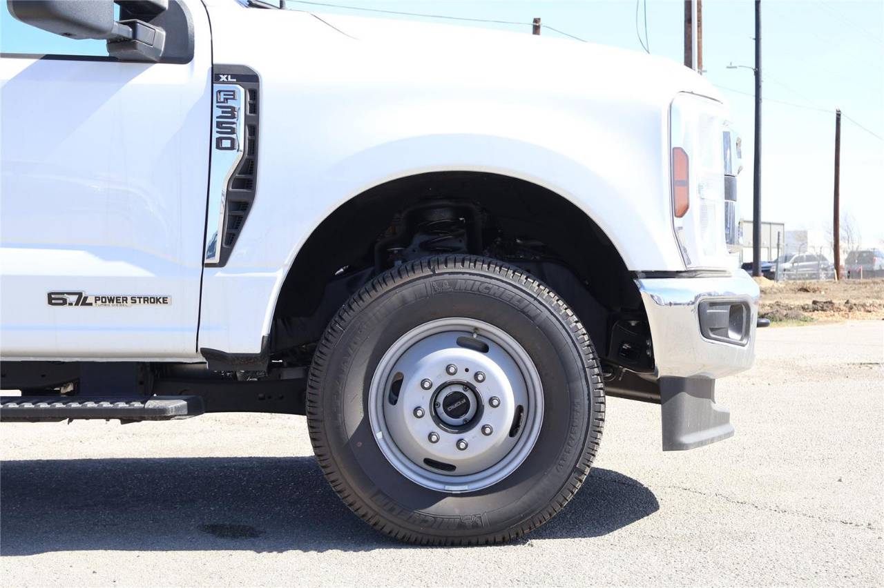 2025 Ford F-350 Super Duty Chassis Cab XL - Photo 14