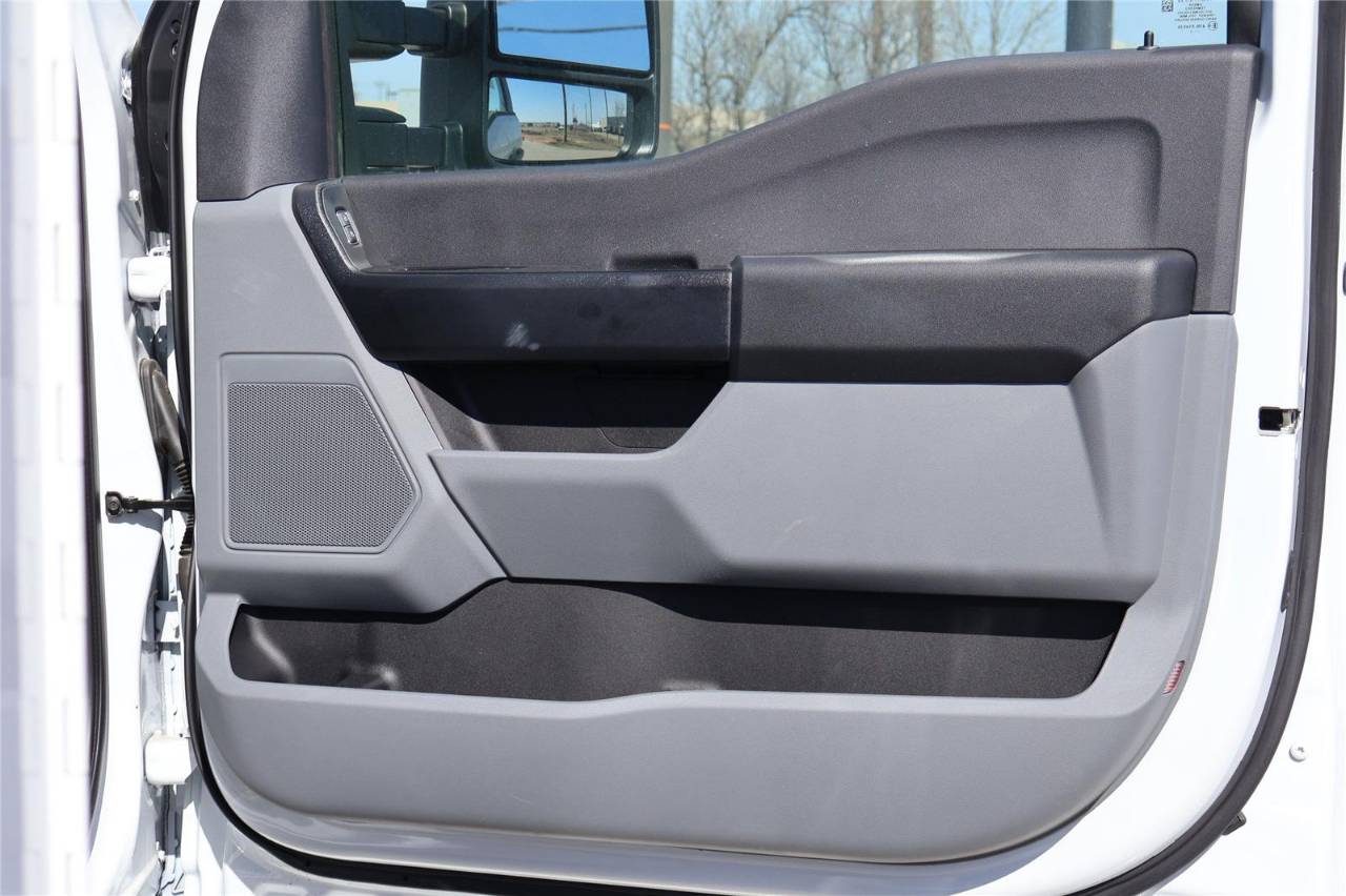 2025 Ford F-350 Super Duty Chassis Cab XL - Photo 32