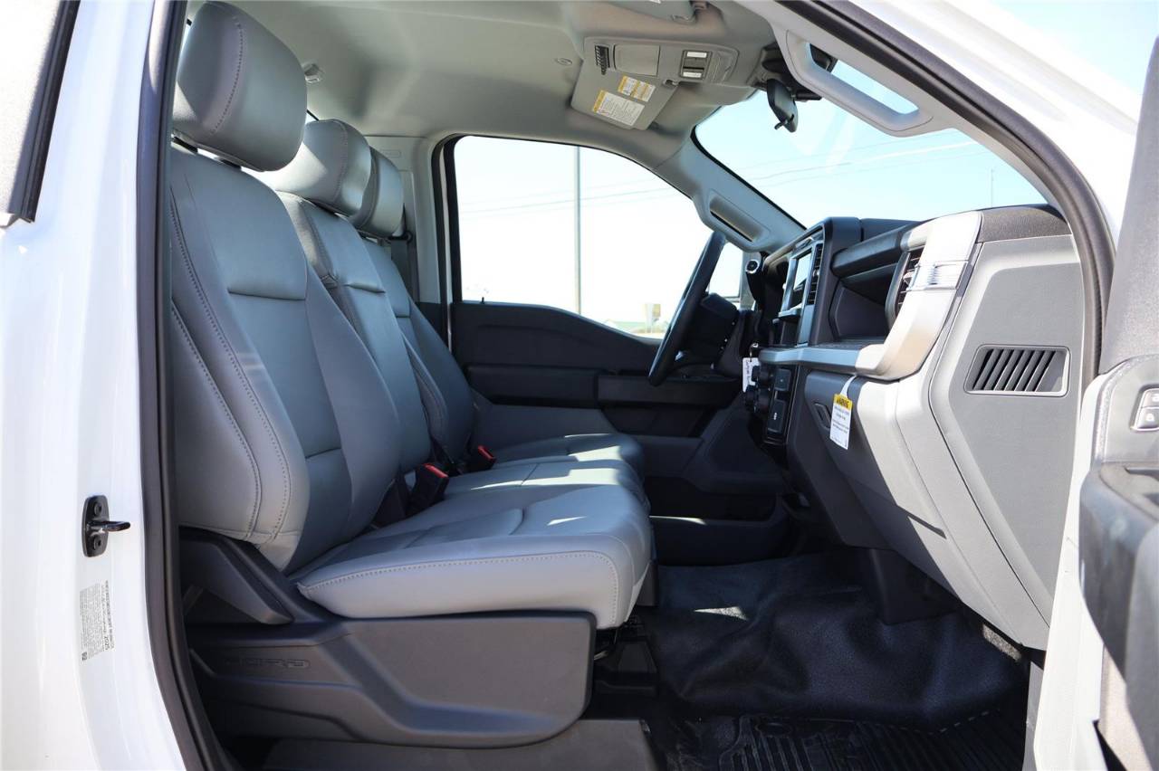 2025 Ford F-350 Super Duty Chassis Cab XL - Photo 34