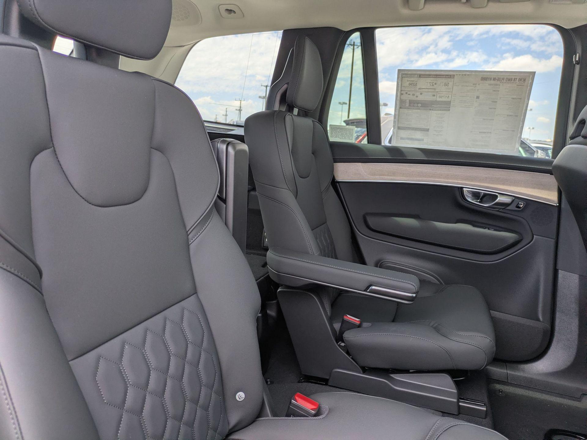 2026 Volvo XC90 Plus - Photo 13