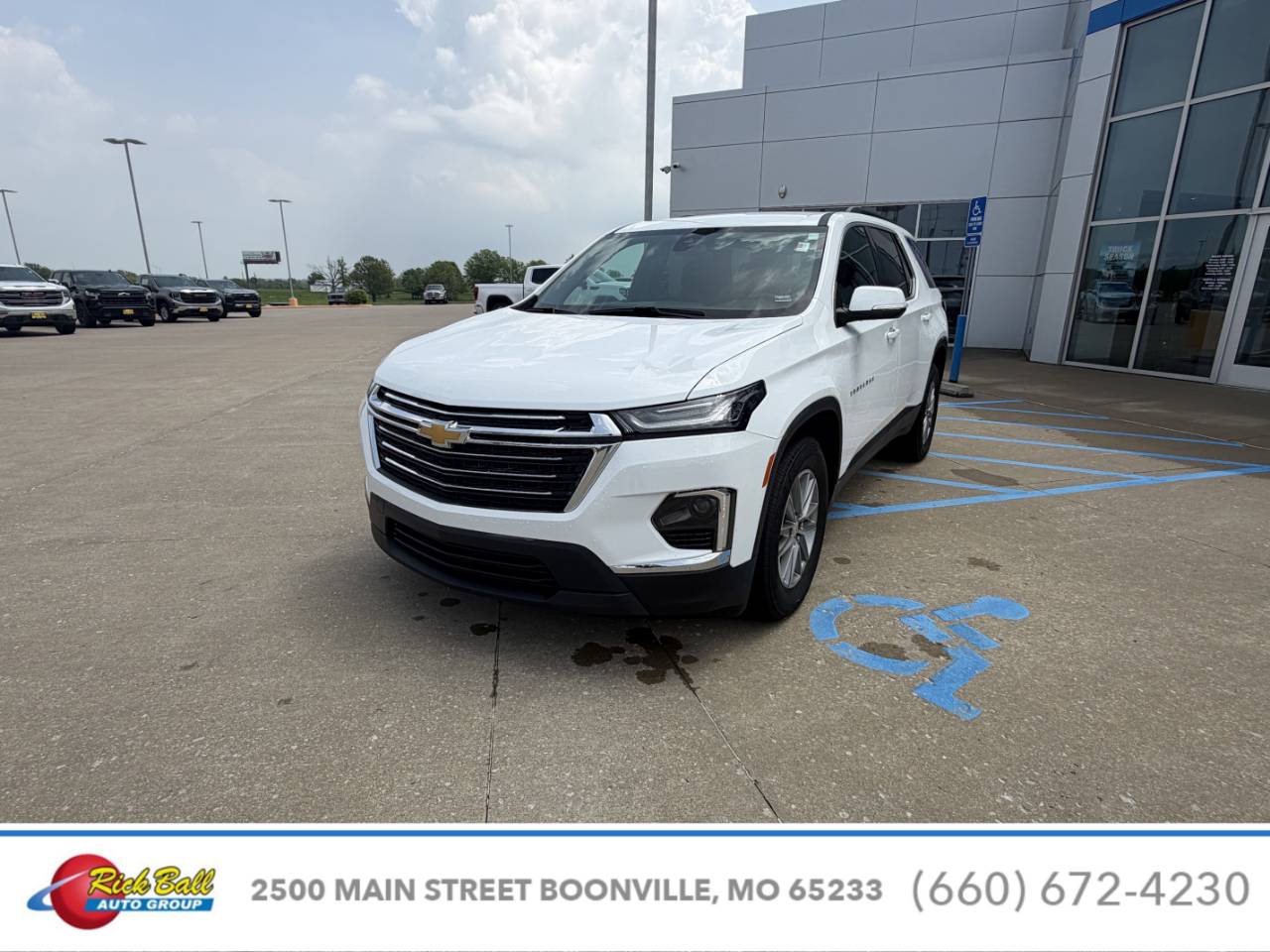 Used 2023 Chevrolet Traverse 1LT with VIN 1GNEVGKW5PJ219291 for sale in Kansas City