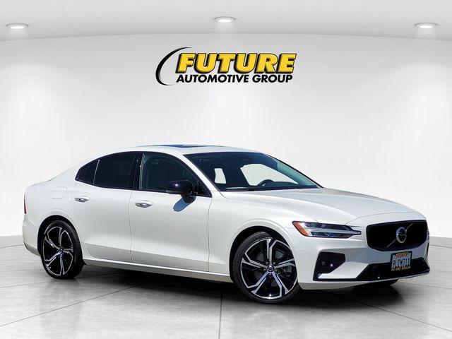 2024 Volvo S60 B5 Core Dark Theme