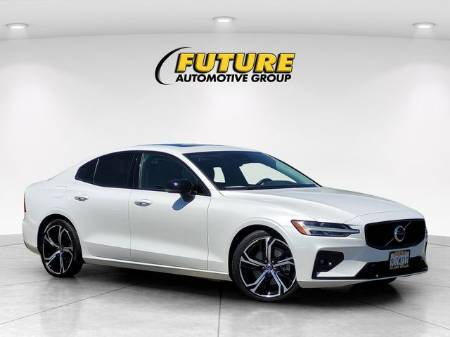 2024 Volvo S60 B5 Core Dark Theme