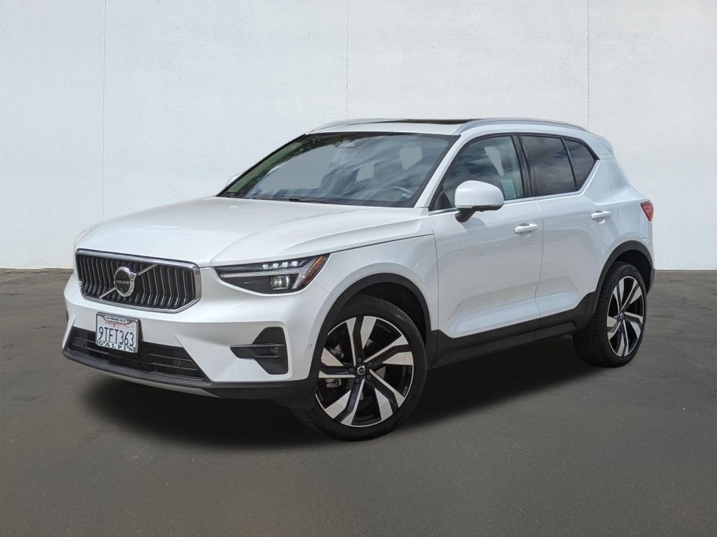 2024 Volvo XC40 B5 Plus Bright Theme