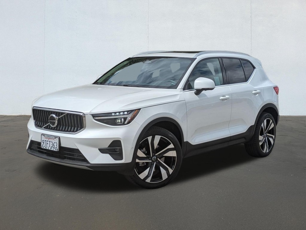 2024 Volvo XC40 B5 Plus Bright Theme