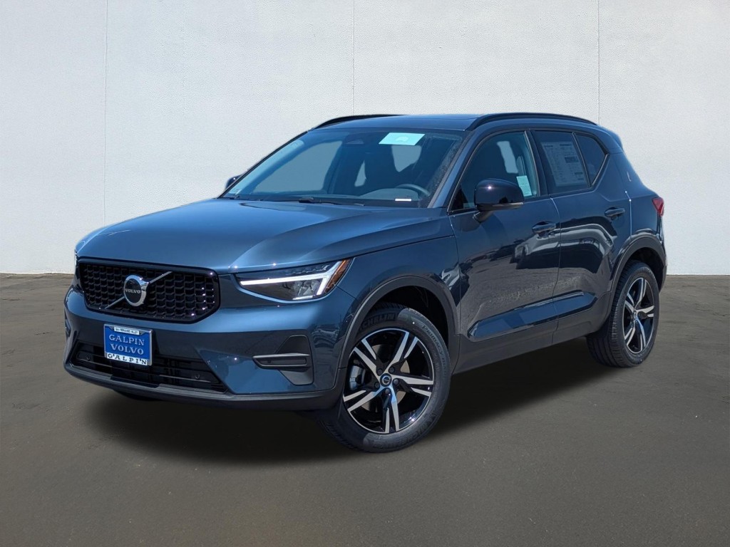 2026 Volvo XC40 Core, B5 AWD Gas (mild hybrid), Dark