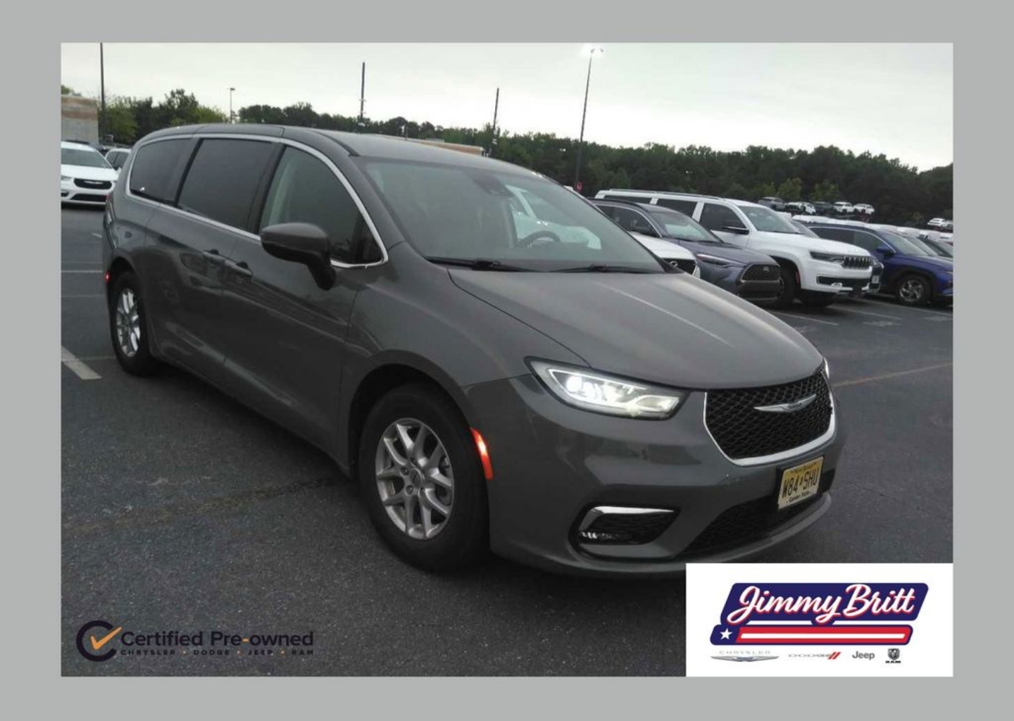 2023 Chrysler Pacifica Touring L's photo