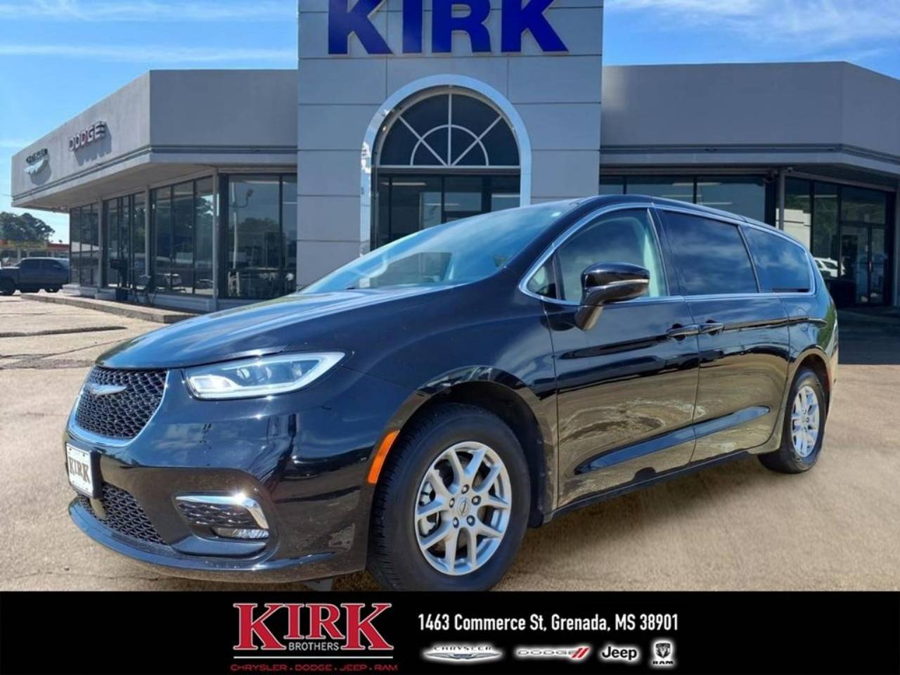 2024 Chrysler Pacifica Touring L's photo