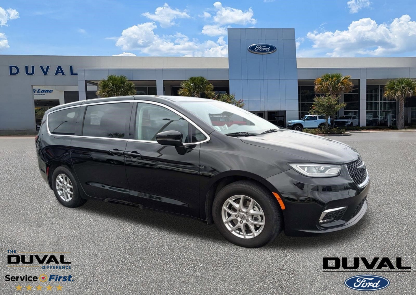 2024 Chrysler Pacifica Touring L's photo