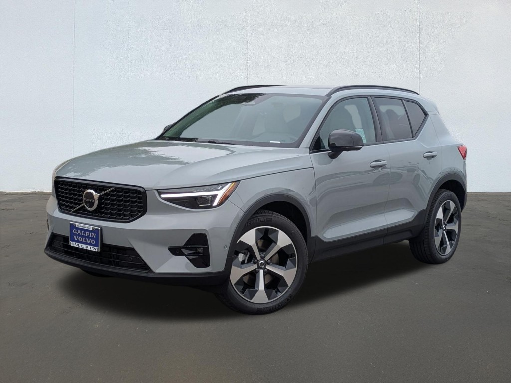 2026 Volvo XC40 B5 Plus Dark