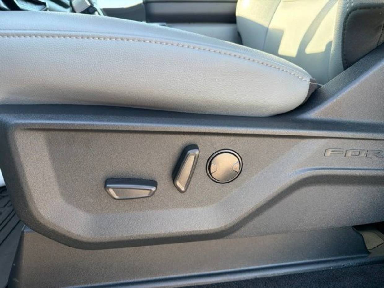 2025 Ford F-150 Lightning Flash - Photo 16
