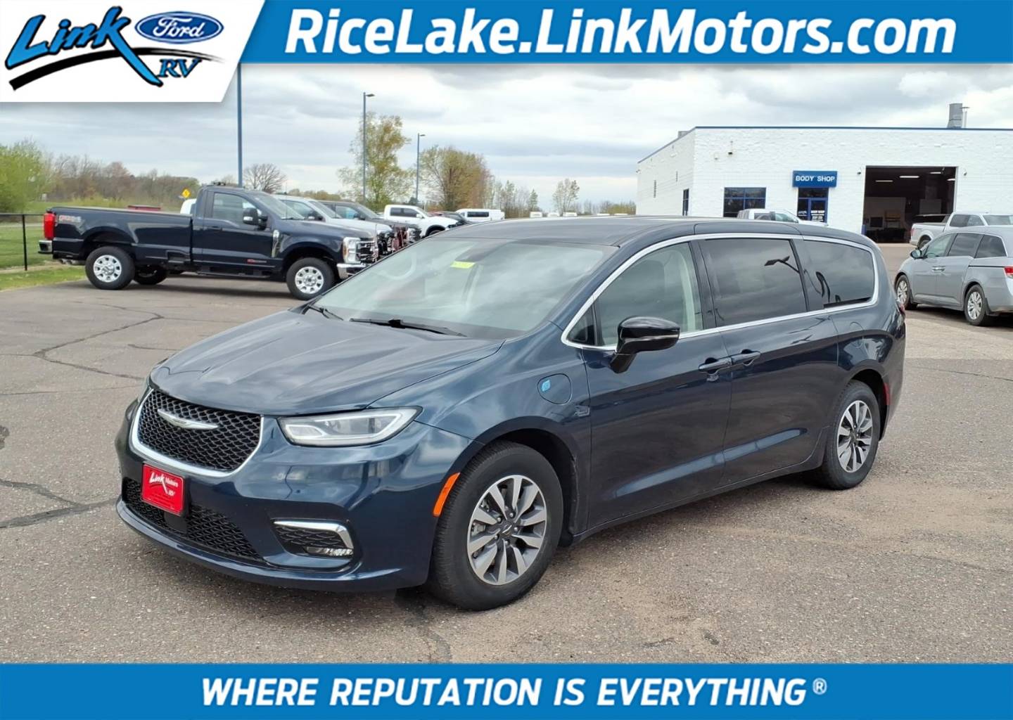 2024 Chrysler Pacifica Hybrid Select PHEV's photo