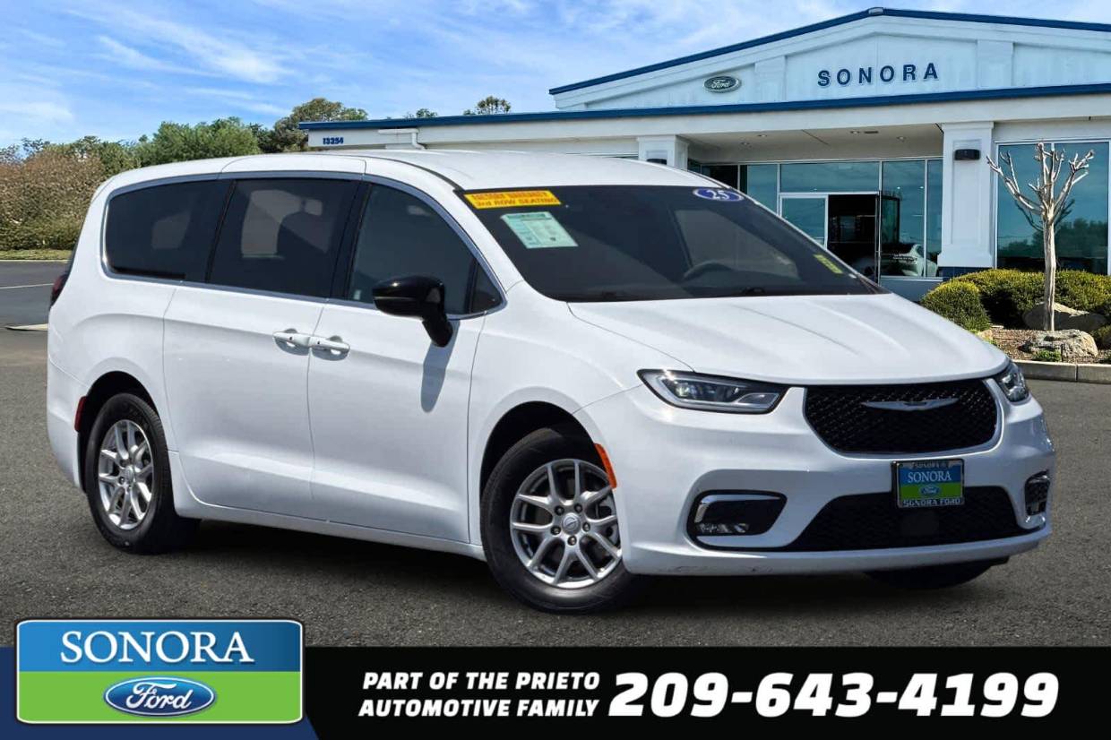 2025 Chrysler Pacifica Select's photo