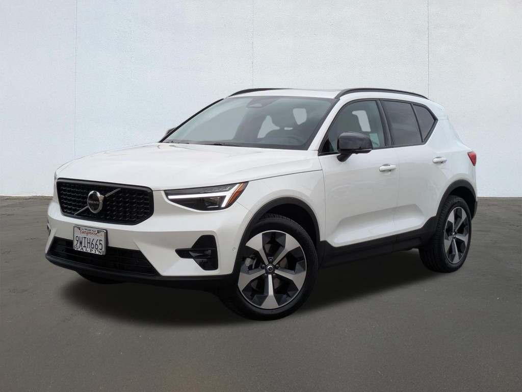2026 Volvo XC40 Plus, B5 AWD Gas (mild hybrid), Dark