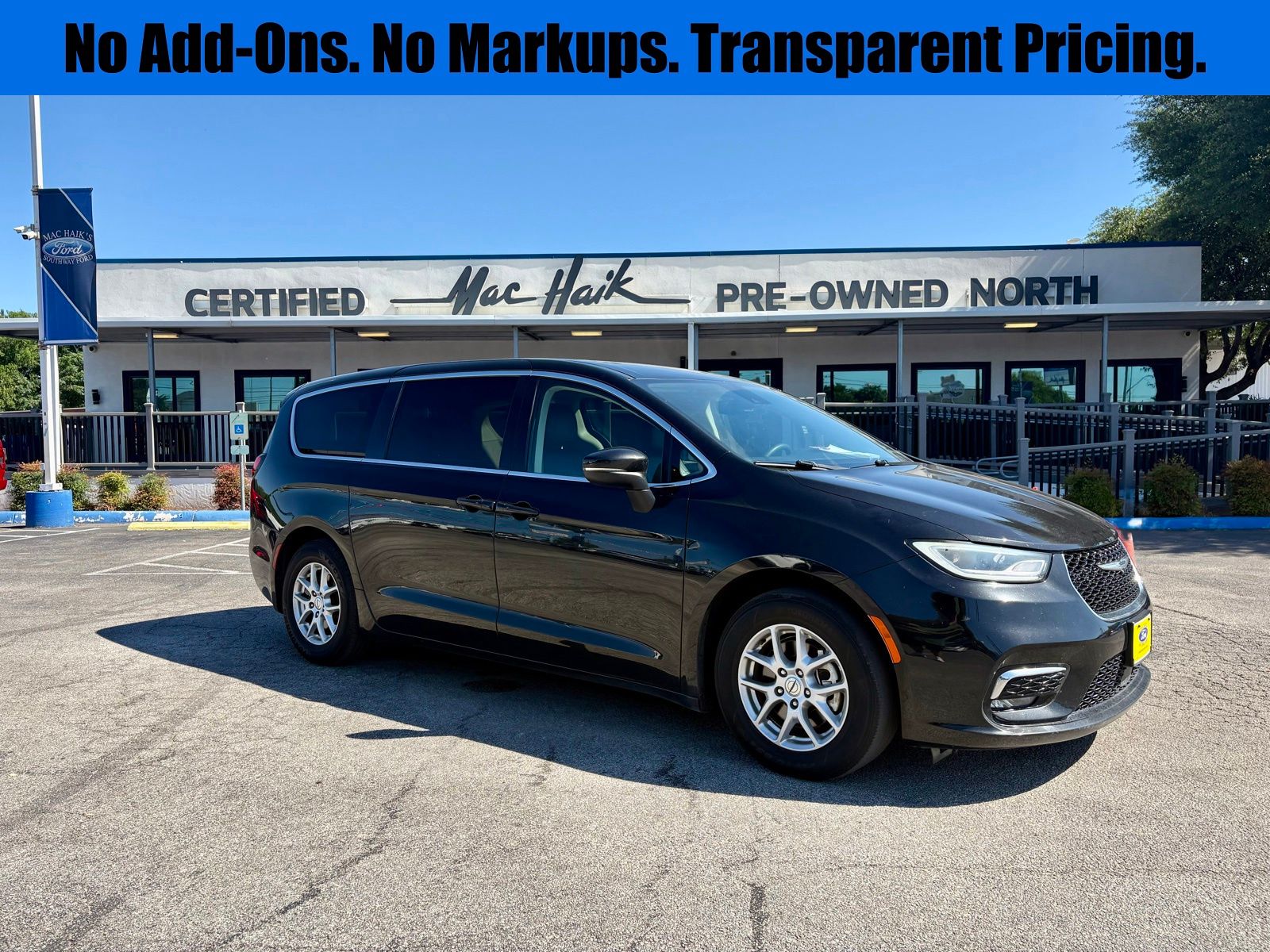 2023 Chrysler Pacifica Touring L's photo