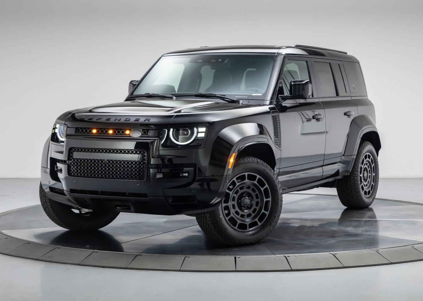 2026 Land Rover Defender 110 OCTA Black P635's photo