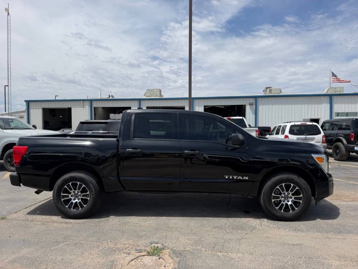 2023 Nissan Titan SV 4X4 Crew Cab's photo