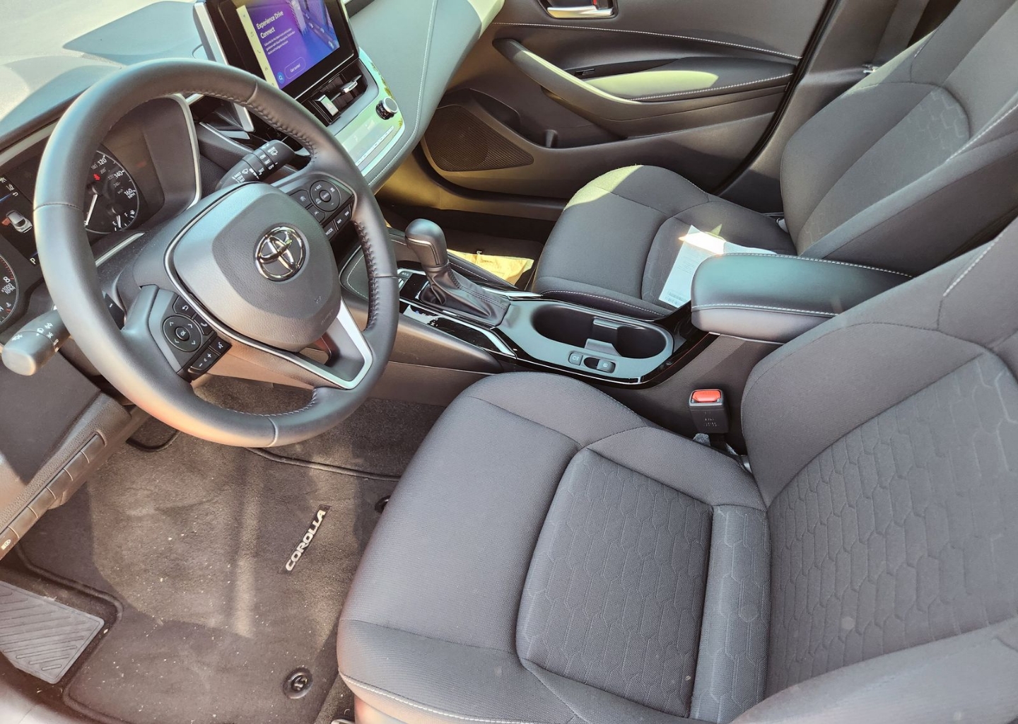 2025 Toyota Corolla Hatchback SE - Photo 12