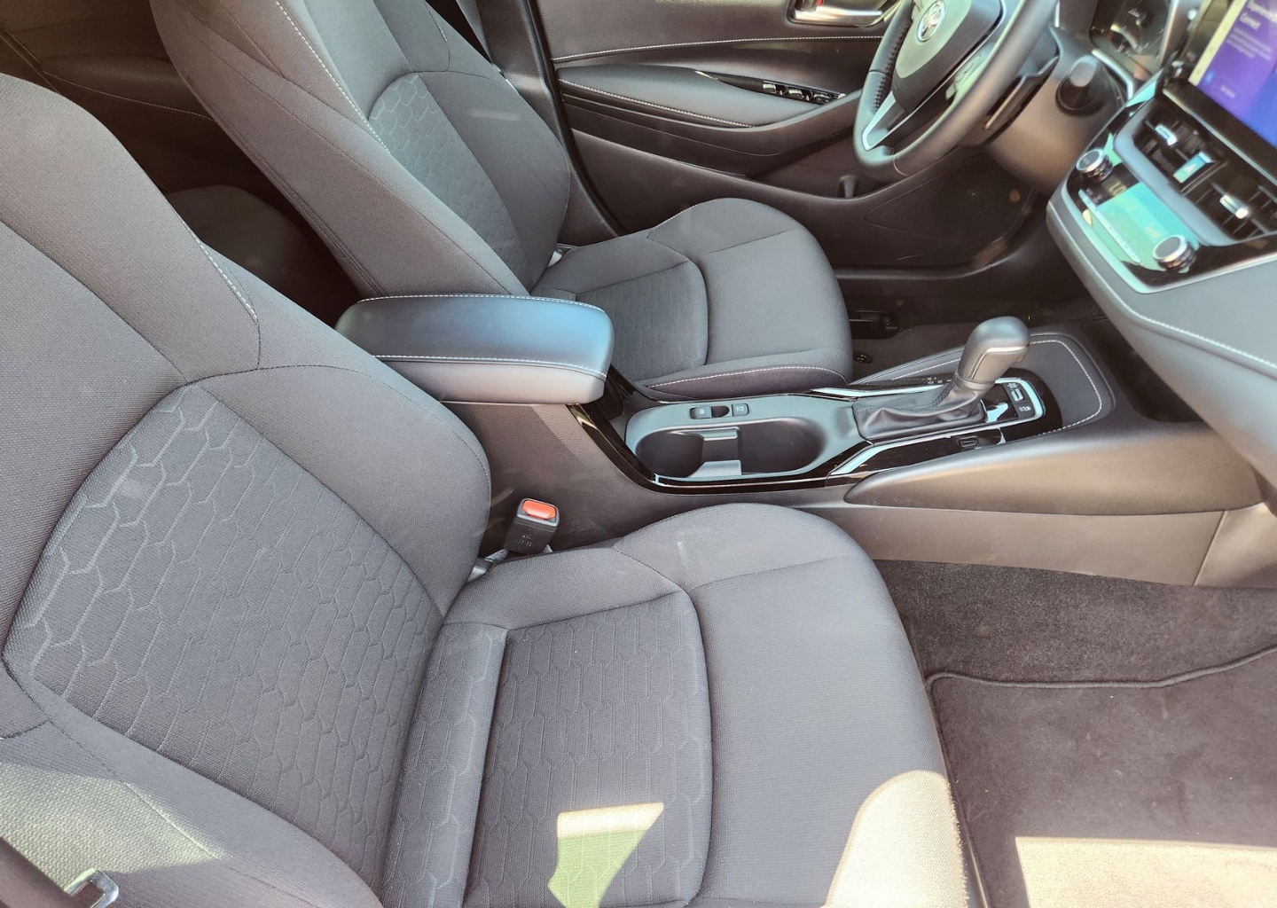 2025 Toyota Corolla Hatchback SE - Photo 13