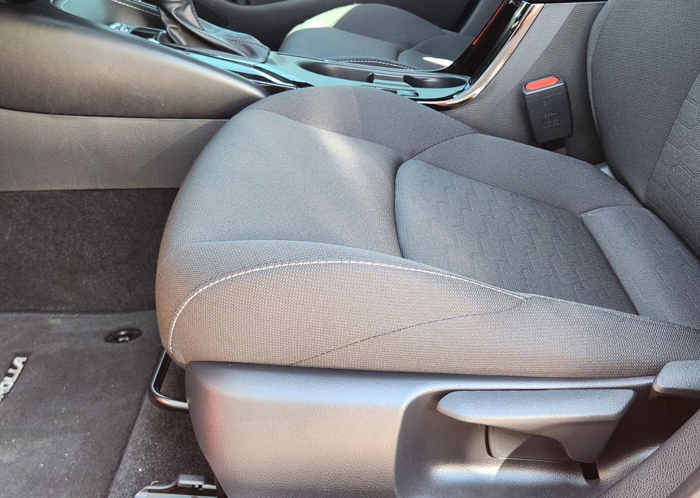 2025 Toyota Corolla Hatchback SE - Photo 23